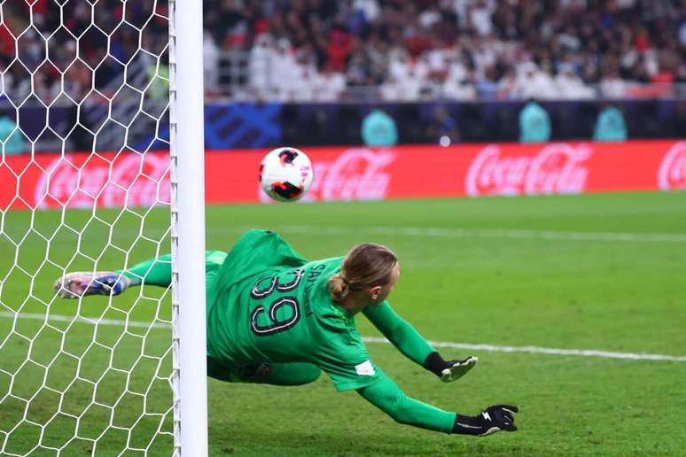 Safonov teve desempenho surpreendente na disputa de p&ecirc;naltis contra o Flamengo &ndash;