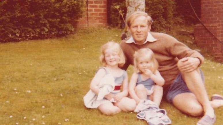 Rugg (&agrave; direita) afirmou que sentia que todo mundo e a fam&iacute;lia "orbitavam" em torno do pai autorit&aacute;rio