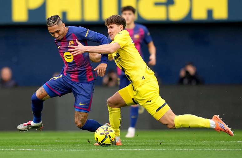 Raphinha marcou de p&ecirc;nalti o primeiro gol da vit&oacute;ria do Barcelona.