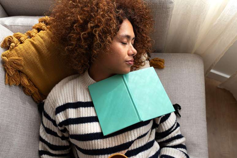 Especialistas afirmam que uma soneca ou um momento de relaxamento n&atilde;o representam perda de tempo, mas um caminho para estimular a criatividade