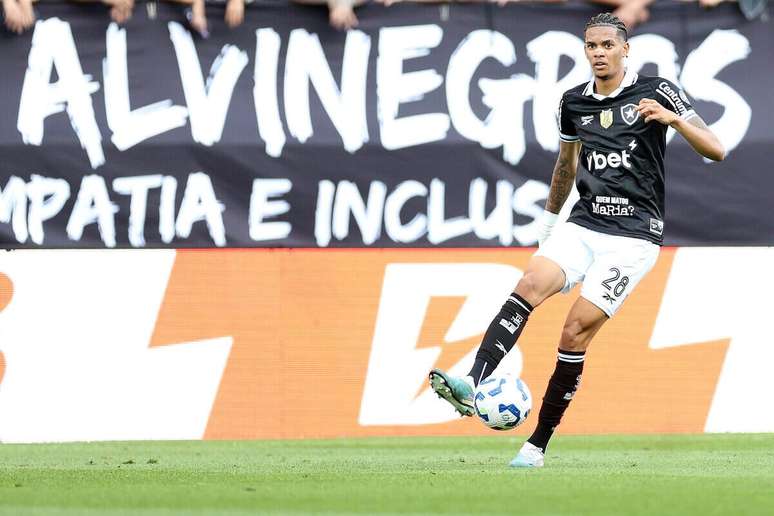 Newton est&aacute; na mira do Vit&oacute;ria &ndash;