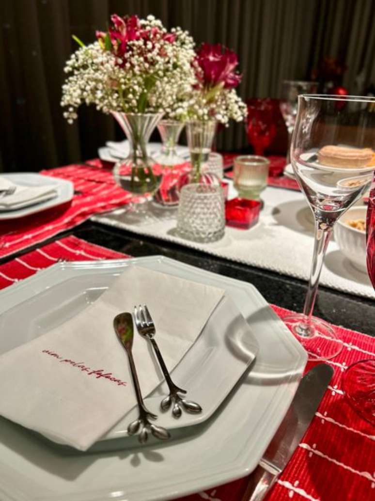 Na mesa posta, a sinergia entre as cores e elementos entregam o bom gosto&nbsp;|&nbsp;