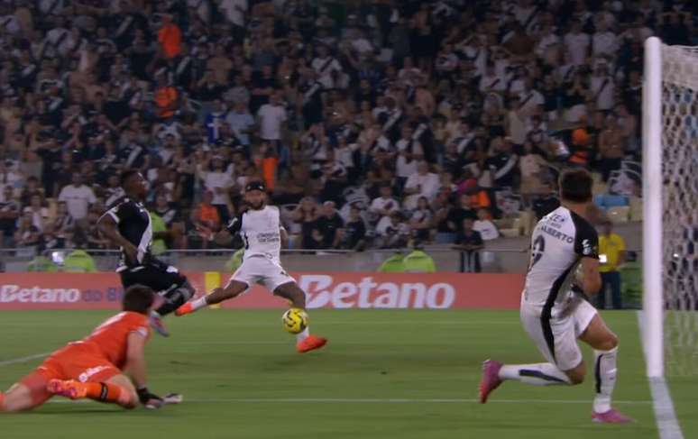 Depay finaliza e faz o gol do t&iacute;tulo da Copa do Brasil de 2025 para o Corinthians.