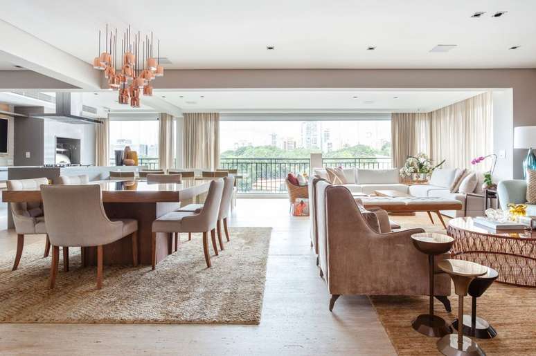 Para as arquitetas, &eacute; poss&iacute;vel organizar uma varanda com uma paleta simples de cores e itens pontuais de cor |