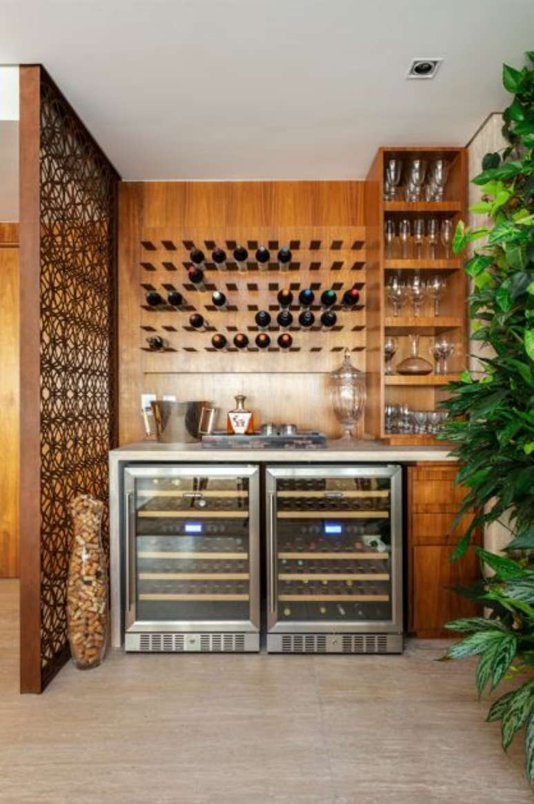 Projetos de adegas s&atilde;o queridos ainda mais nessa &eacute;poca de fim de ano. Ent&atilde;o n&atilde;o deixe faltar drinks e garrafas para a comemora&ccedil;&atilde;o |&nbsp;