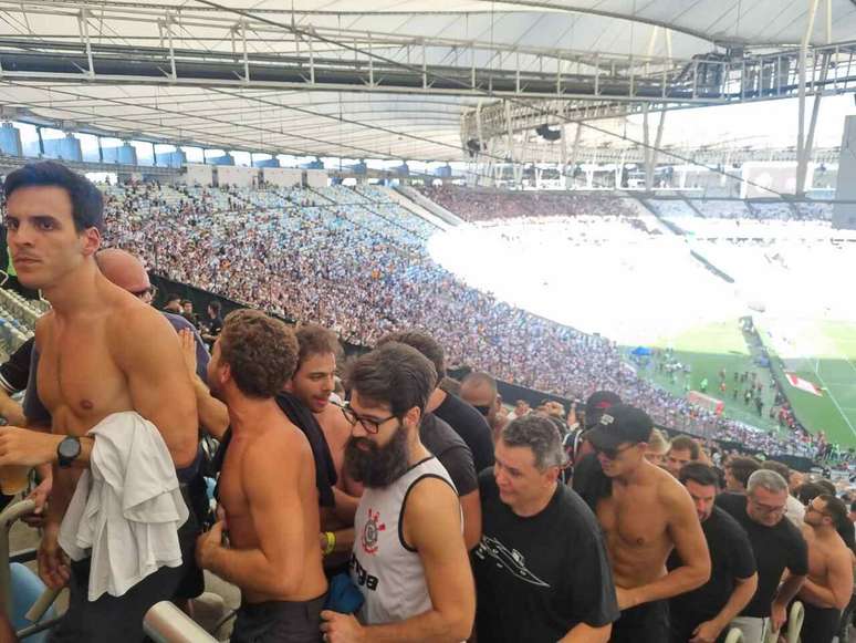 Aqui, n&atilde;o! Corintianos s&atilde;o removidos das cadeiras cativas do M&aacute;rio Filho &ndash;