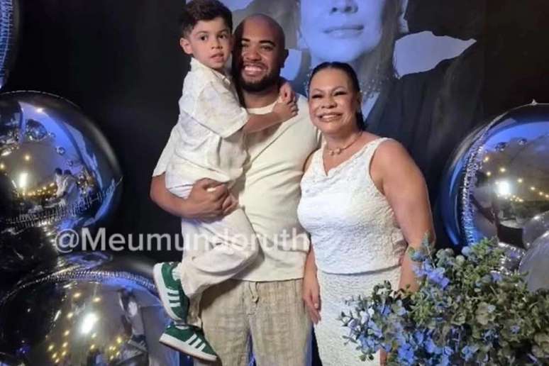 Dona Ruth posou com o marido e o neto, L&eacute;o