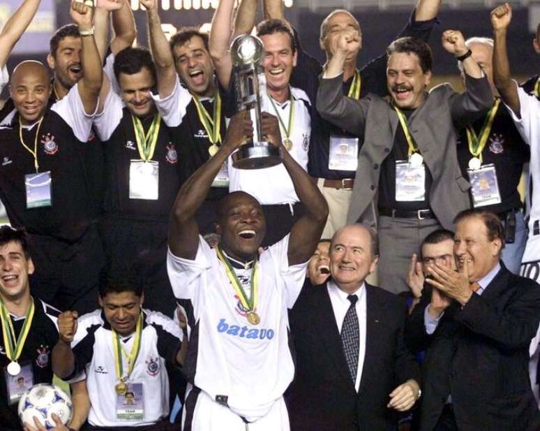 Rinc&oacute;n ergue a ta&ccedil;a de campe&atilde;o mundial do Corinthians.