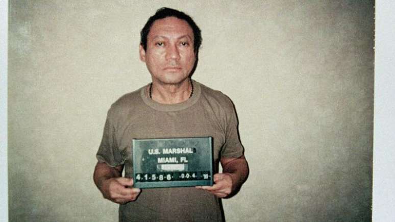 Noriega se entregou &agrave;s for&ccedil;as americanas no Panam&aacute; e foi enviado aos EUA