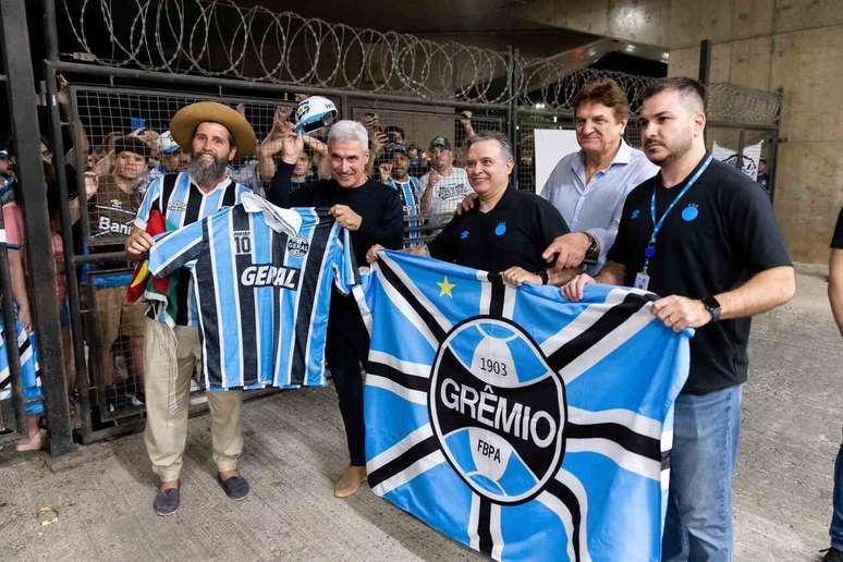 Ex-zagueiro do Gr&ecirc;mio, Baidek (segundo da direita para a esquerda) prestigiou a chegada do amigo ao Gr&ecirc;mio &nbsp;&ndash;