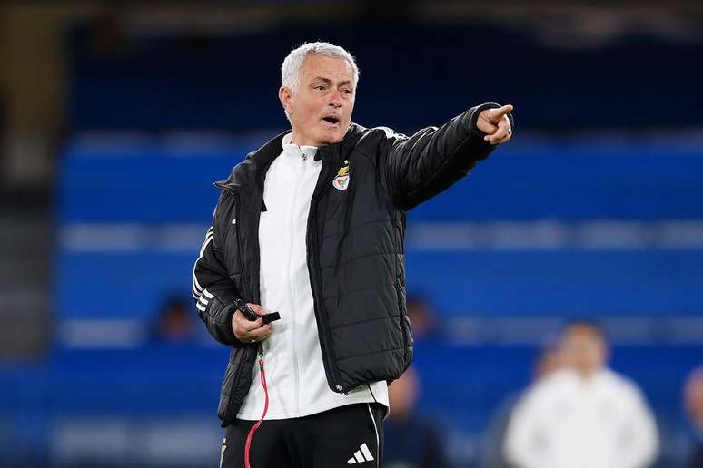Campe&atilde;o por onde passou, Jos&eacute; Mourinho &eacute; o t&eacute;cnico do Benfica, que busca se aproximar do Porto, l&iacute;der do Campeonato Portugu&ecirc;s.