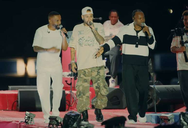 Neymar soltou a voz com Alexandre Pires e Thiaguinho &ndash;