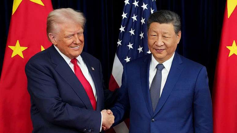 Donald Trump e Xi Jinping se reuniram em outubro em Busan, na Coreia do Sul, onde definiram uma tr&eacute;gua nas al&iacute;quotas de importa&ccedil;&atilde;o. Os Estados Unidos decidiram reduzir pela metade sua al&iacute;quota de 20%, para reduzir o fluxo de fentanil da China para os EUA