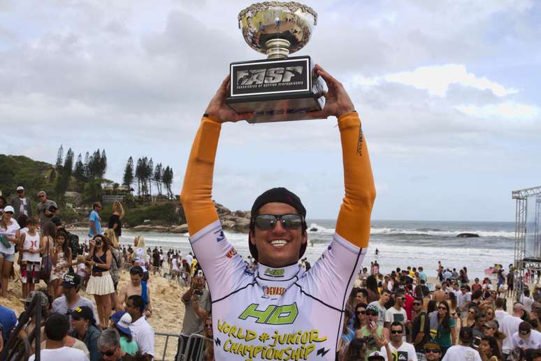 Gabriel Medina vibrando com Mundial Junior WSL. 