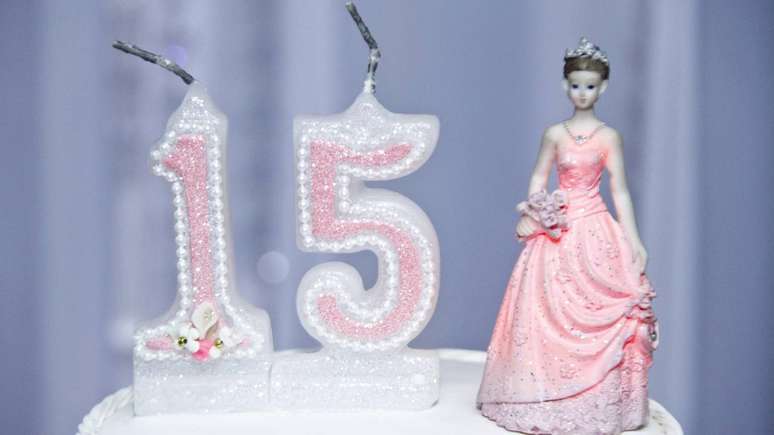 A tradi&ccedil;&atilde;o da festa de 15 anos envolve diversos elementos que ajudam a contar a hist&oacute;ria dessa passagem &ndash; depositphotos.com / sidneydealmeida