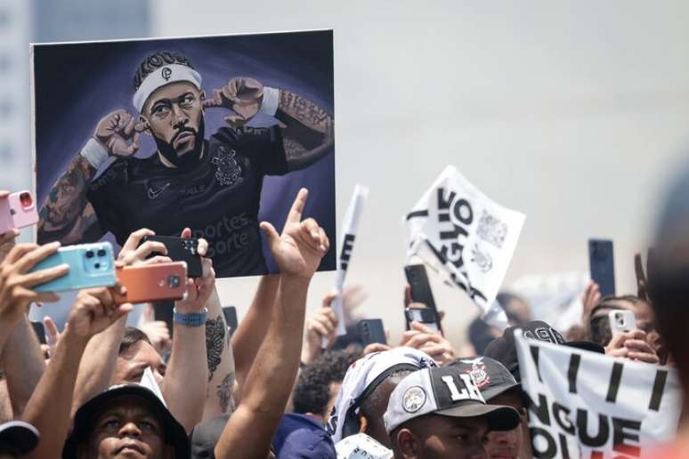 Cartaz de Memphis Depay foi levado por torcedores do Corinthians na festa.