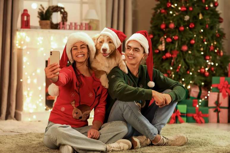 Incluir c&atilde;es e gatos nas fotos de fam&iacute;lia &eacute; uma forma de celebrar o v&iacute;nculo que voc&ecirc;s compartilham 