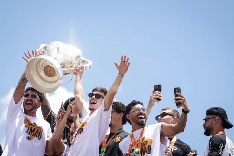 Jogadores do Corinthians mostram o trof&eacute;u da Copa do Brasil para os torcedores.