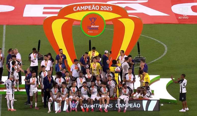 Festa do Corinthians pelo seu quarto t&iacute;tulo de Copa do Brasil em p&oacute;dio montado no gramado do Maracan&atilde; &ndash;