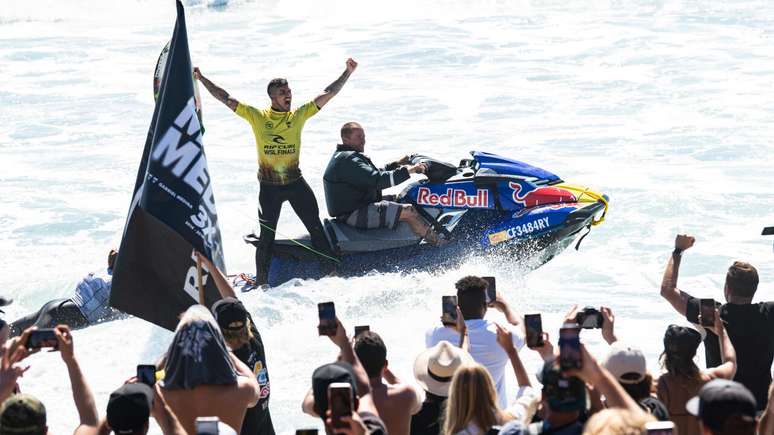 Gabriel Medina celebra triunfo no WSL Finas 2021. 