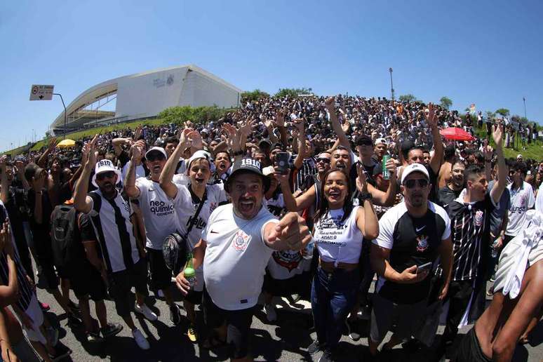 Cerca de dez mil pessoas estiveram na comemora&ccedil;&atilde;o do Corinthians &ndash;
