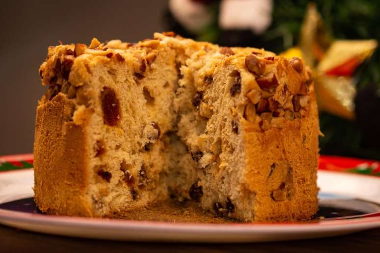 Panetone com castanha-do-par&aacute; e damasco 