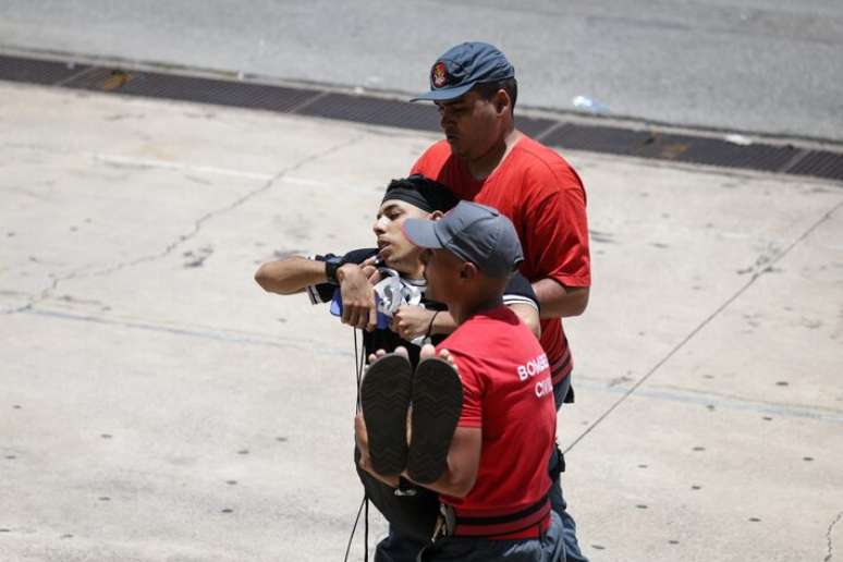 Torcedor do Corinthians &eacute; atendido pelos bombeiros durante a comemora&ccedil;&atilde;o do t&iacute;tulo.