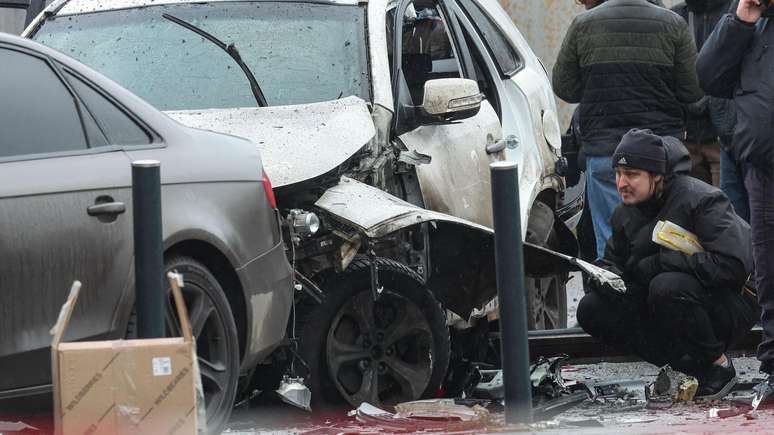 Investigadores puderam ser vistos trabalhando no local na manh&atilde; de segunda-feira