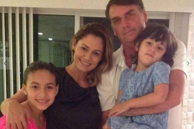 Michelle tem duas filhas: Laura Bolsonaro (de azul, no colo de Bolsonaro) e Let&iacute;cia Firmo, fruto de seu primeiro casamento