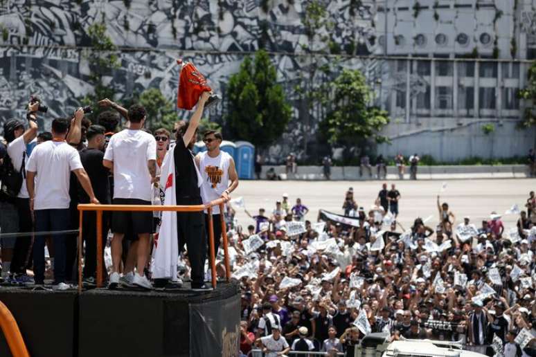 Comemora&ccedil;&atilde;o do Corinthians ocorreu na Neo Qu&iacute;mica Arena nesta segunda-feira.