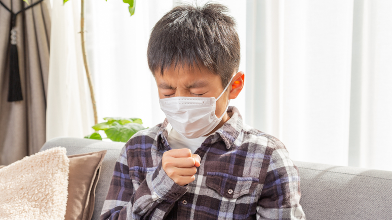 பெர்டுசிஸ், சுவாச தொற்று என வகைப்படுத்தப்பட்டுள்ளது, தடுப்பூசி போடப்படாத ஒரு வயதுக்குட்பட்ட குழந்தைகளை முக்கியமாக பாதிக்கிறது.