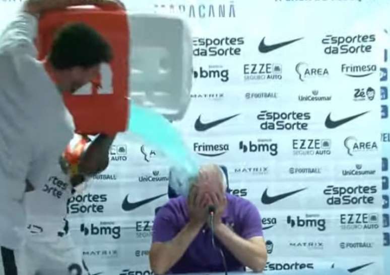 Dorival recebeu o tradicional banho de gelo dos jogadores &ndash;