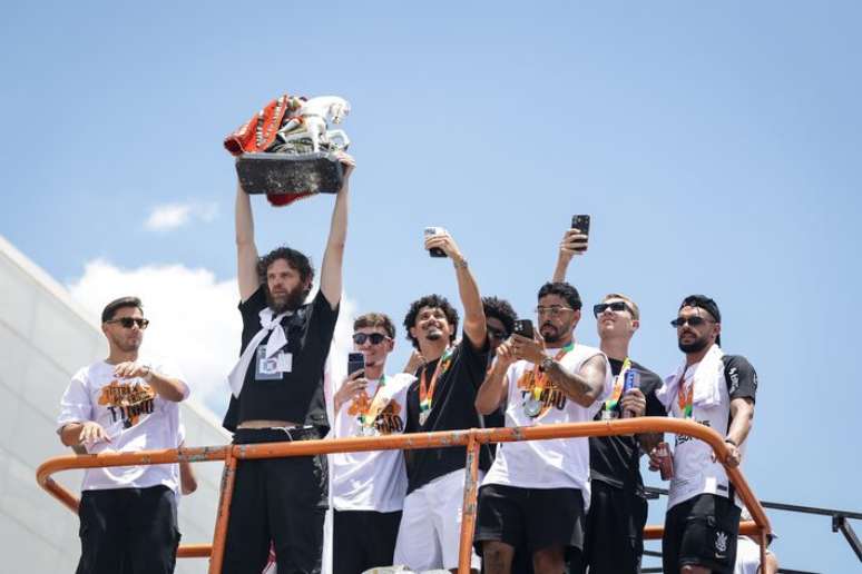 Imagem de S&atilde;o Jorge durante a comemora&ccedil;&atilde;o dos jogadores do Corinthians na Neo Qu&iacute;mica Arena.