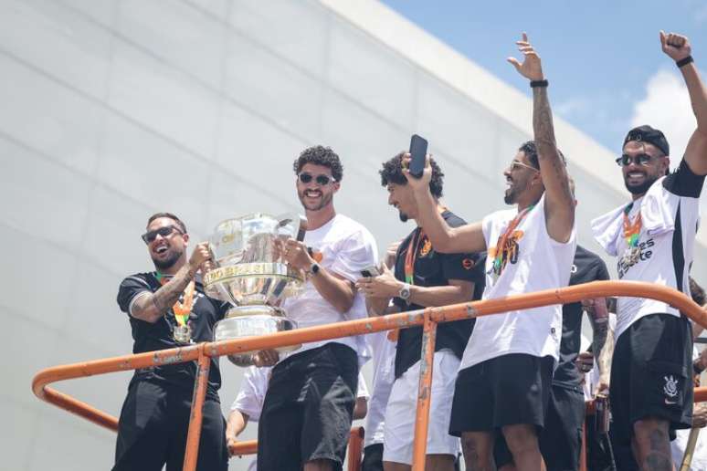 Jogadores do Corinthians subiram no trio el&eacute;trico para celebrar com os torcedores.