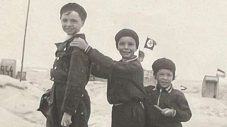 O pai de Antony, Peter (ao centro), aos 12 anos