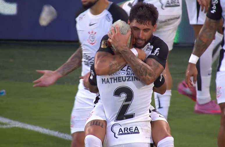 Yuri Alberto comemora o t&iacute;tulo do Corinthians com Matheuzinho &ndash;