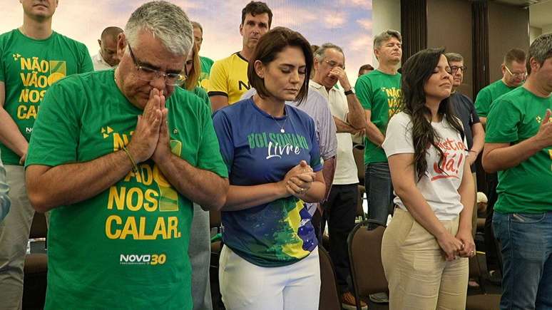 Michelle Bolsonaro ao lado de seus aliados, o senador Eduardo Gir&atilde;o (Novo-CE) e a vereadora de Fortaleza Pricilla Costa (PL-CE), vice-presidente do PL Mulher