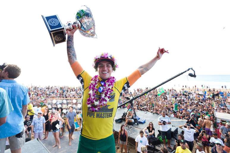 Medina levantando primeiro trof&eacute;u de campe&atilde;o mundial. 