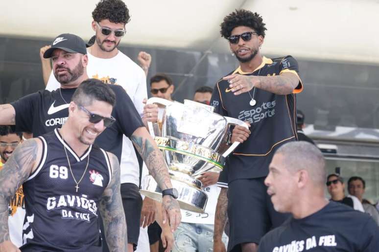Gustavo Henrique e Hugo Souza carregam o trof&eacute;u da Copa do Brasil.