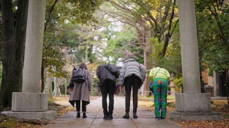 Turistas podem desrespeitar costumes locais sem perceber, como virar as costas para um port&atilde;o torii em um santu&aacute;rio xinto&iacute;sta