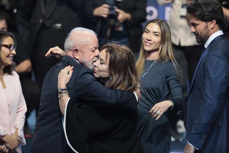 சில்வியோ சாண்டோஸின் விதவையான ஐரிஸ் அப்ரவனேலை வாழ்த்துவதற்காக லூலா மற்றும் ஜான்ஜாவுடன் அவரது மனைவி பாட்ரிசியா அப்ரவனேலுடன் நிர்வாகி இருக்கிறார்.