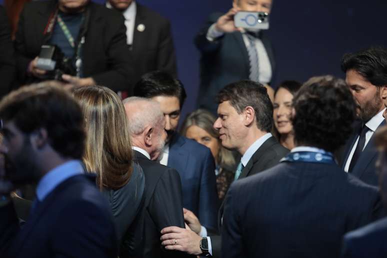 ஃபேபியோ ஃபரியா (வலது மூலையில்) லூலா, ரிக்கார்டோ நூன்ஸ் மற்றும் டார்சியோ டி ஃப்ரீடாஸ் ஆகியோருக்கு இடையேயான நட்புரீதியான தொடர்புகளை கவனிக்கிறார்: அரசியலில் அதிருப்தியை ஒன்றிணைக்கும் திறன்