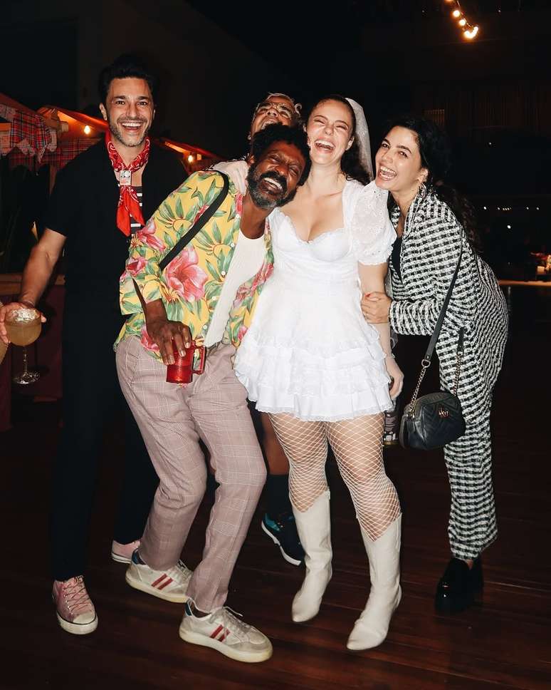 Paolla Oliveira, com amigos, em 'casamento junino'