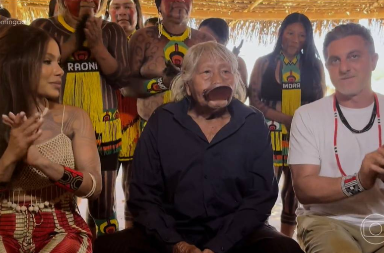 Anitta, cacique Raoni e Luciano Huck