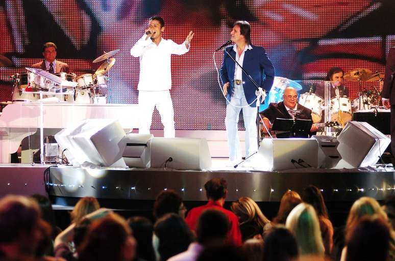 ராபர்டோ கார்லோஸ் மற்றும் எம்சி லியோசினோ