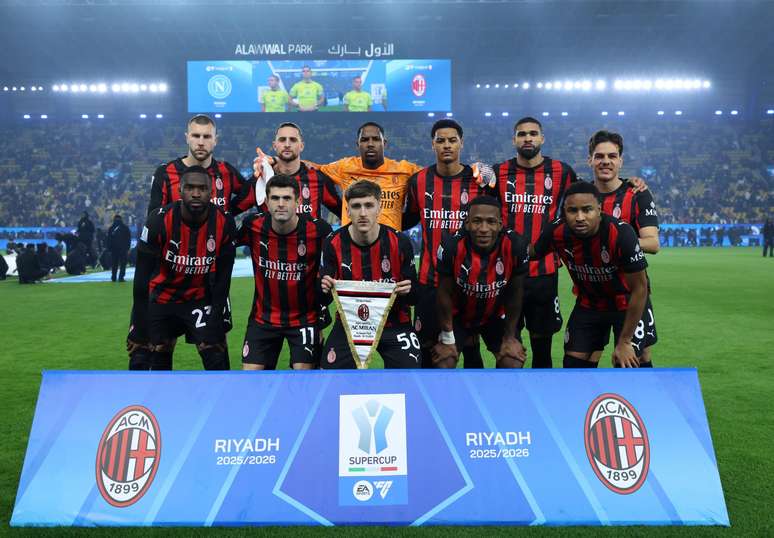Time do Milan perfilado antes da disputa da Supercopa da It&aacute;lia 