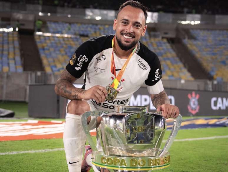 Maycon, volante do Corinthians e capit&atilde;o da conquista da Copa do Brasil. 