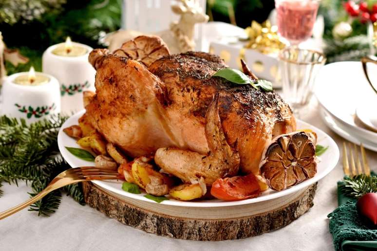 Peru assado com batata e cogumelo 