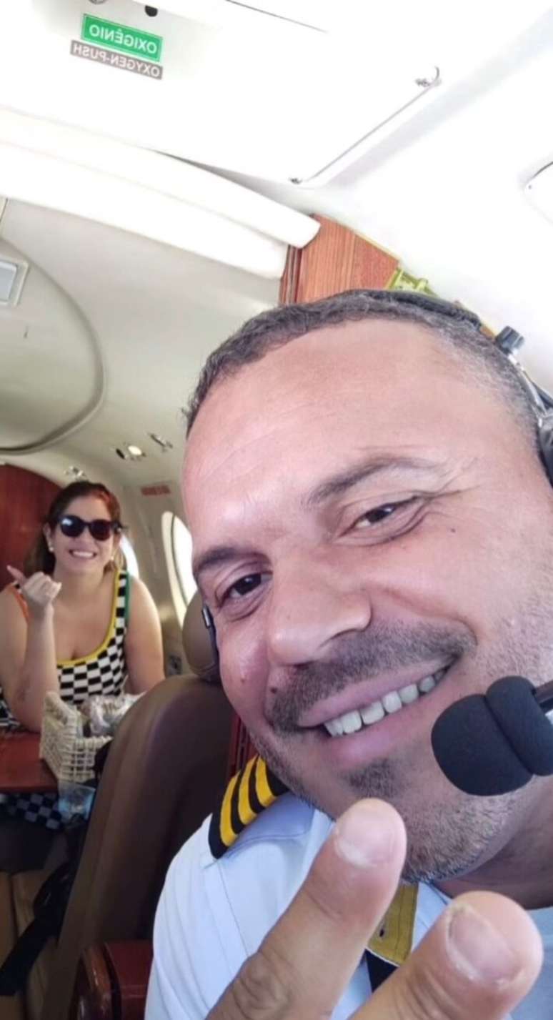 Uma foto de Mar&iacute;lia Mendon&ccedil;a (1995-2021) no dia da queda de avi&atilde;o foi descoberta. Na imagem, a cantora aparece ao lado de Tarciso Pessoa Viana, que era copiloto da aeronave e tamb&eacute;m morreu no acidente.