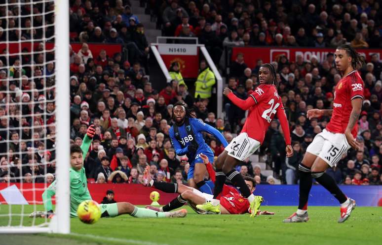 Semenyo marcando um gol pelo Bournemouth na Premier League 